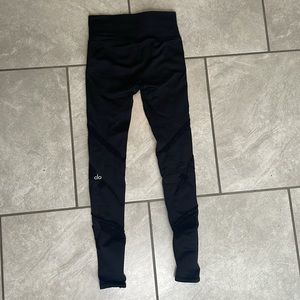 Alo yoga leggings cut out design